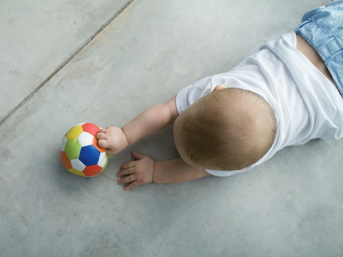 Малыш и мячик