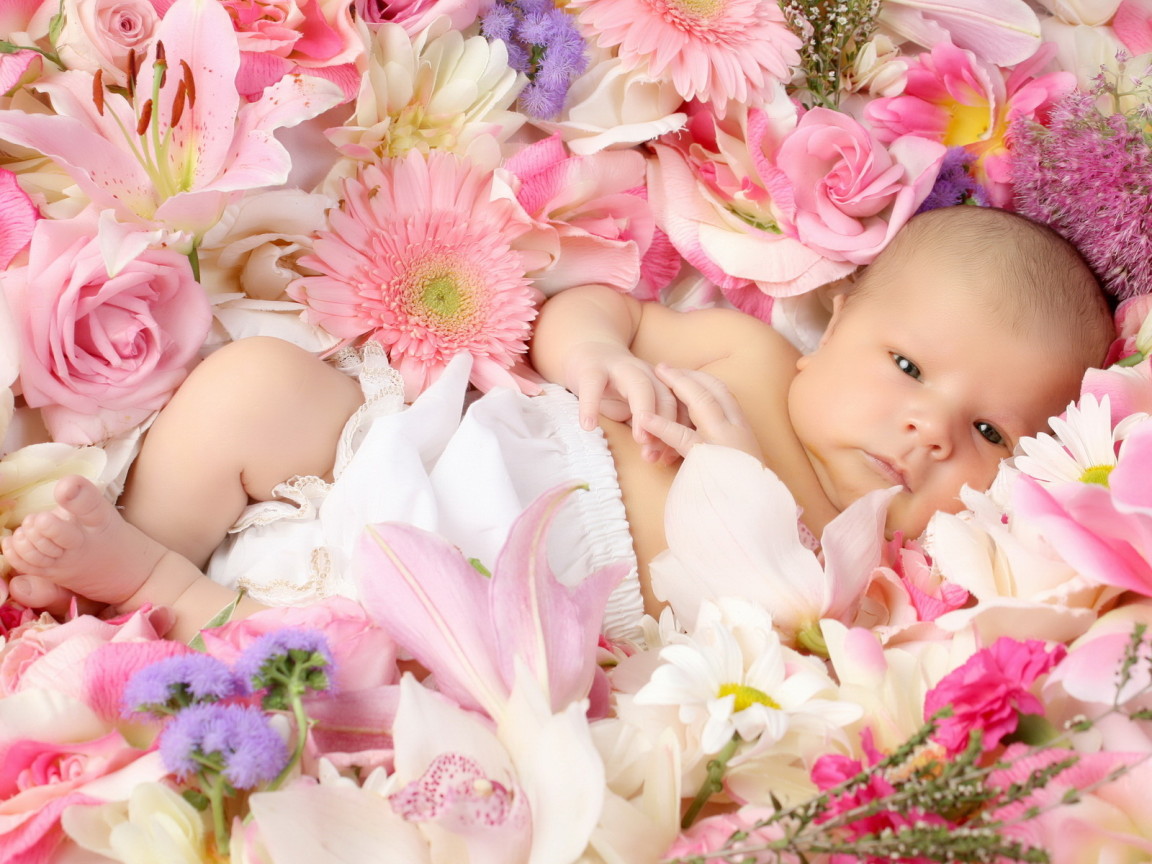 Малыш среди цветов