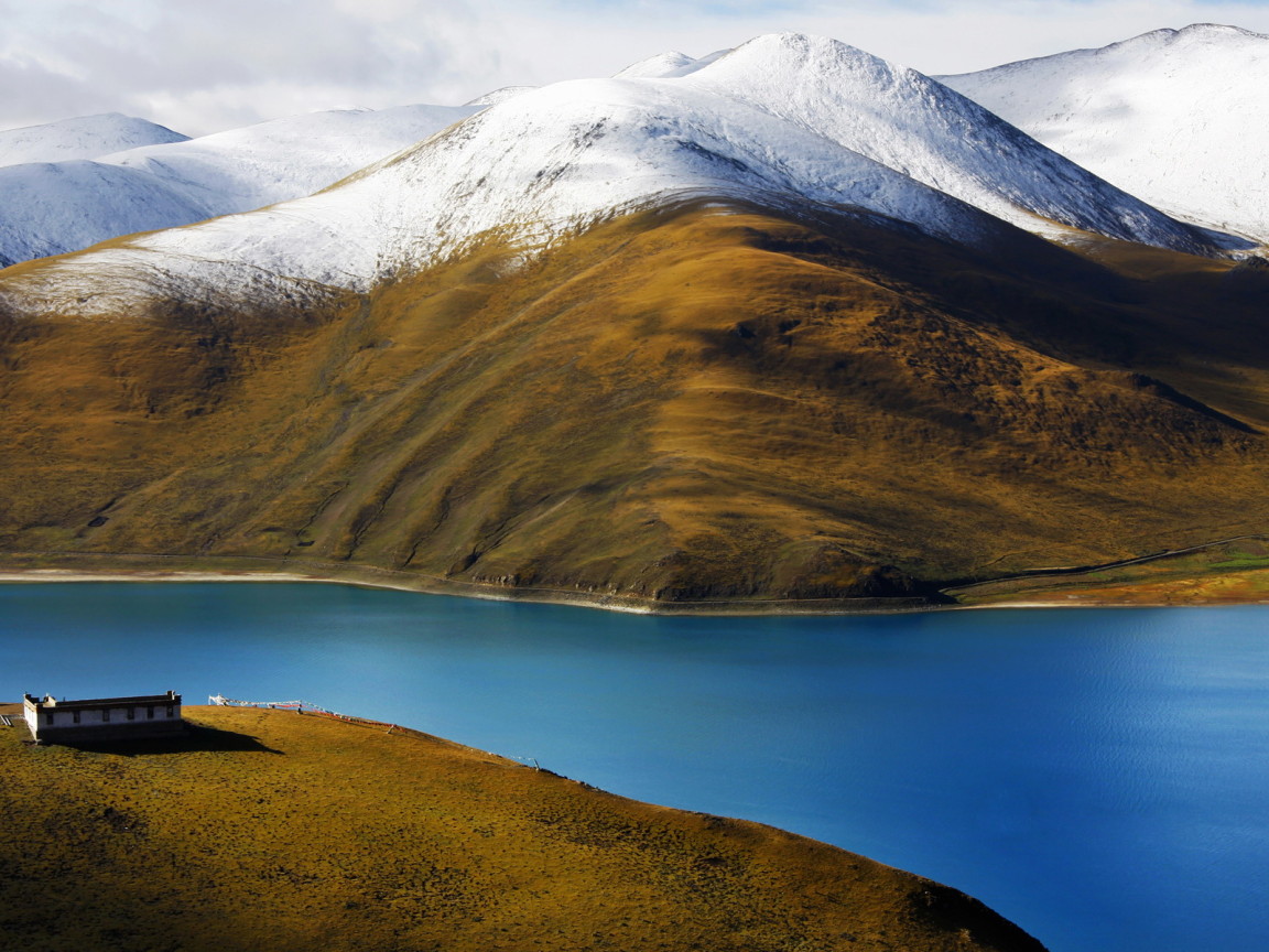 Горы и озеро