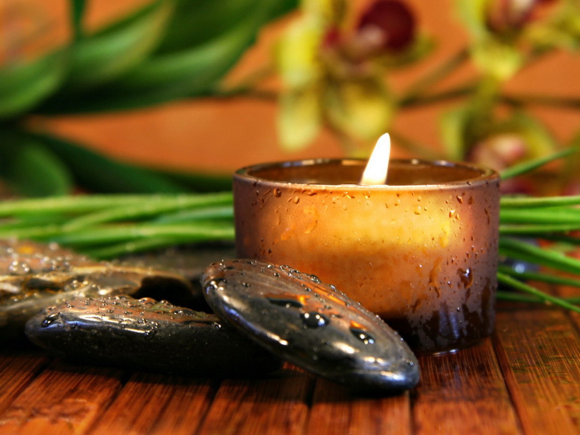 Свеча и камни