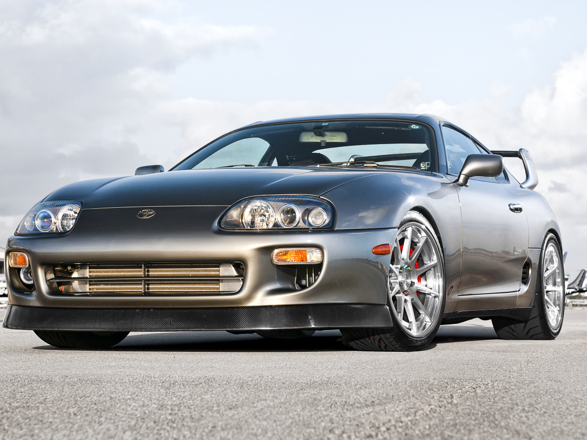 Серебристая Toyota Supra