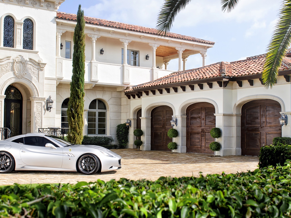 Ferrari возле богатого дома