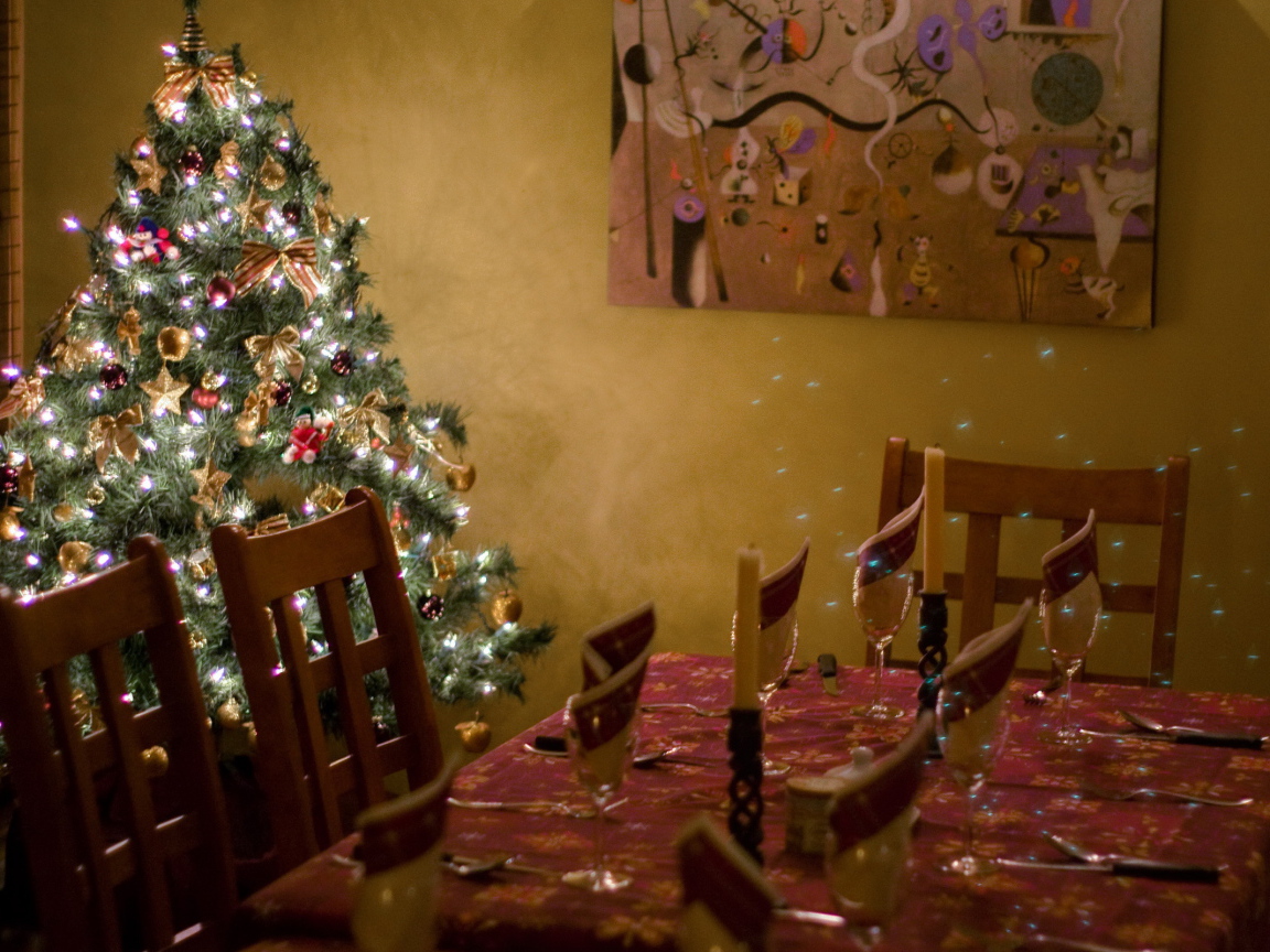 Елка у новогоднего стола