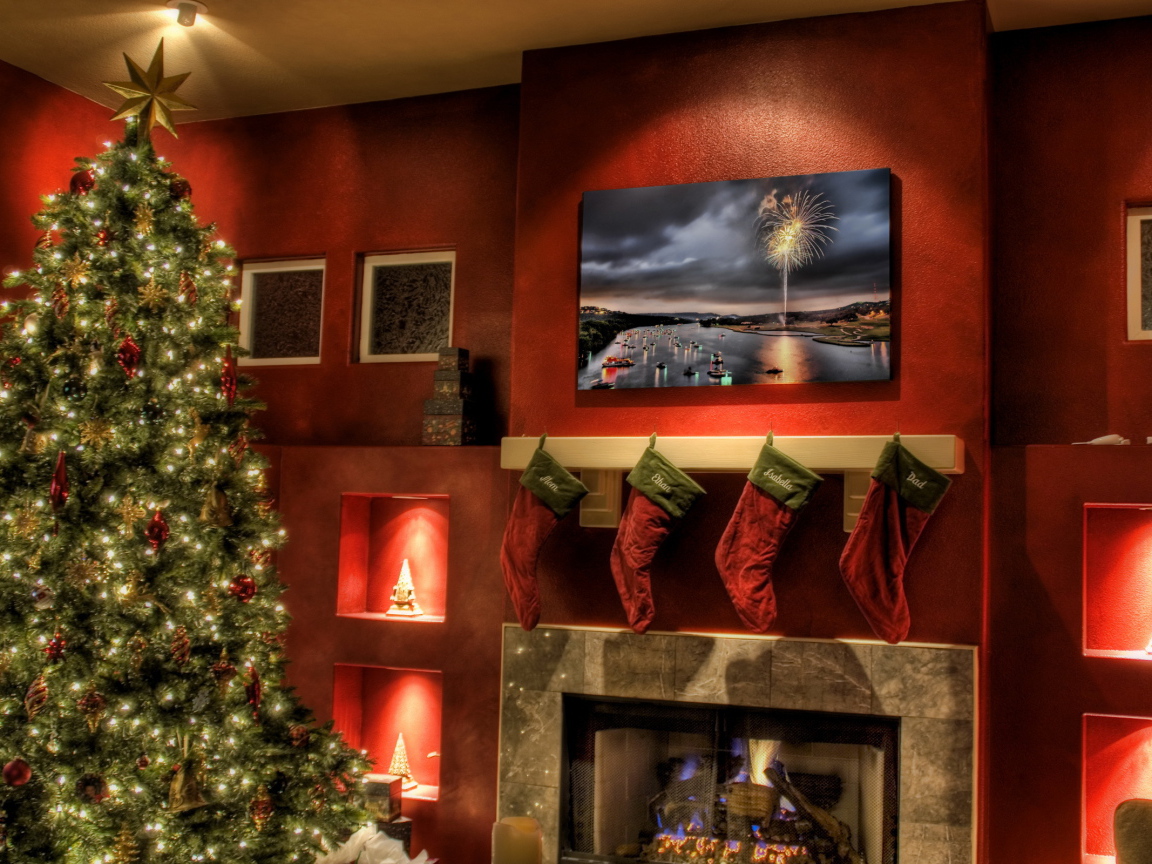 Елка у камина