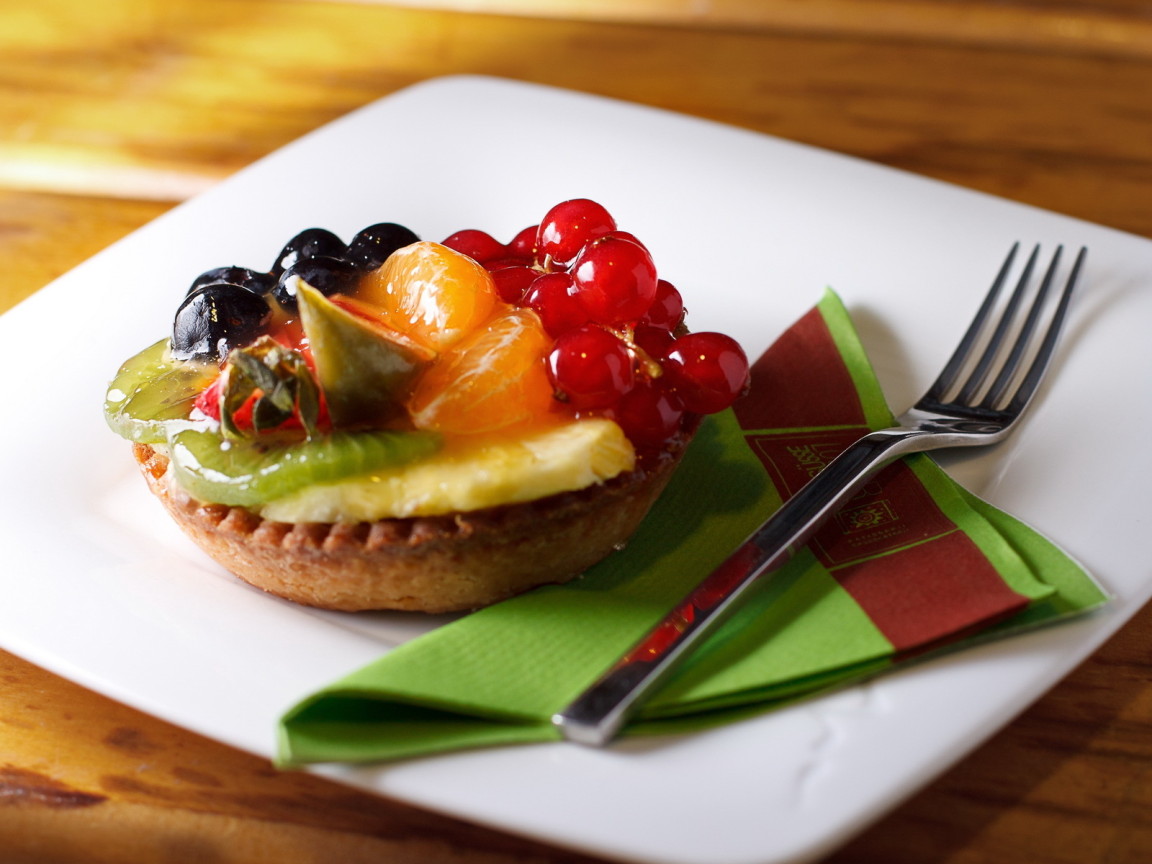 Фруктово-ягодное пироженое