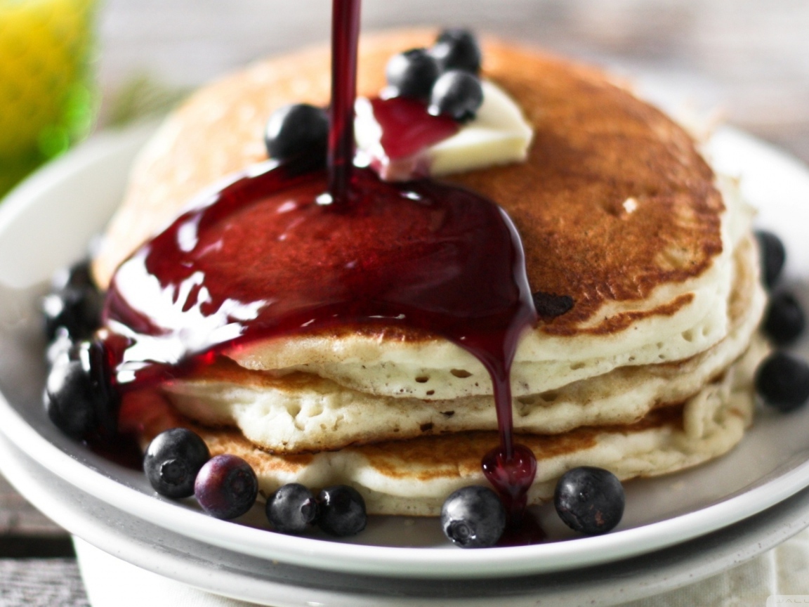 Блины с вареньем и ягодами