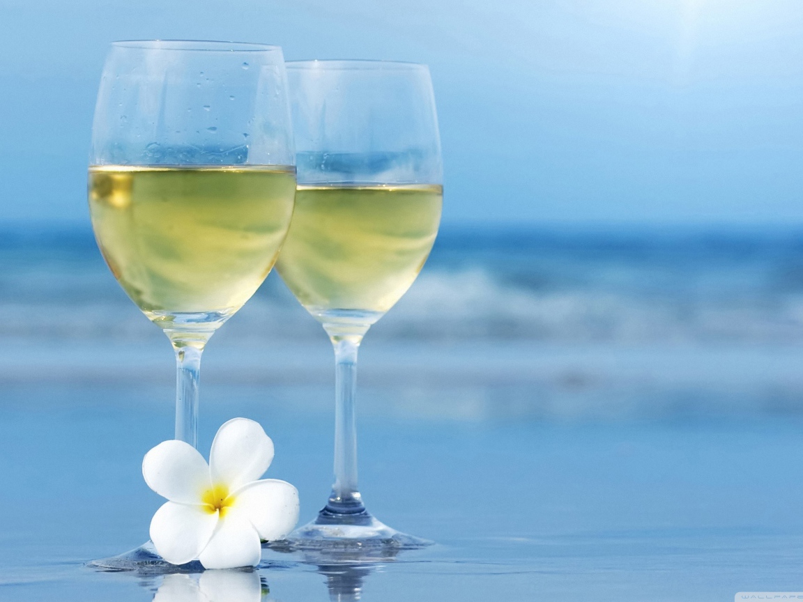 Два бокала с вином