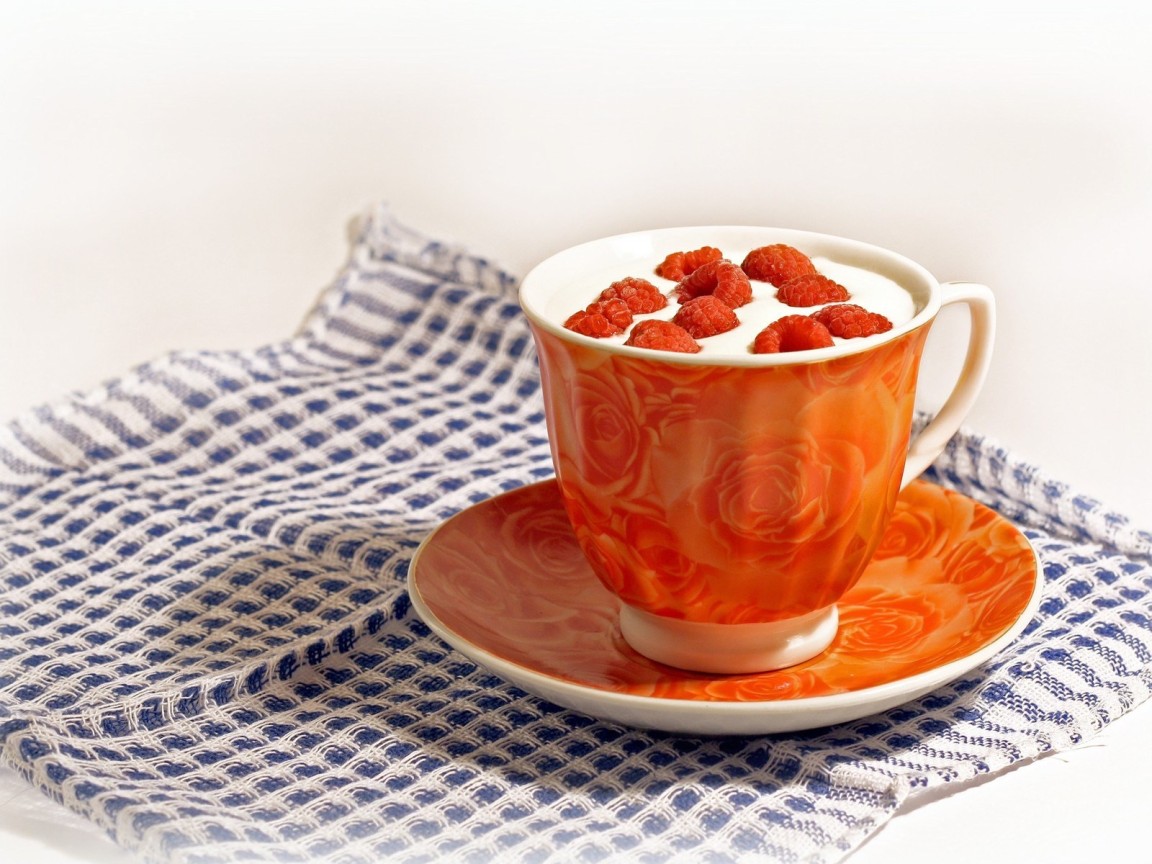 Йогурт с малиной