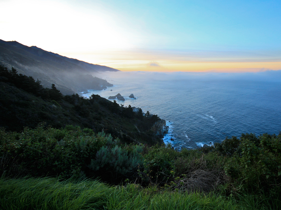 Скалистый берег на закате