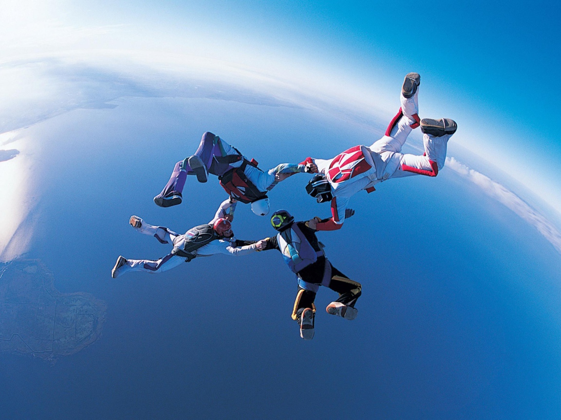 Парашютисты с небе