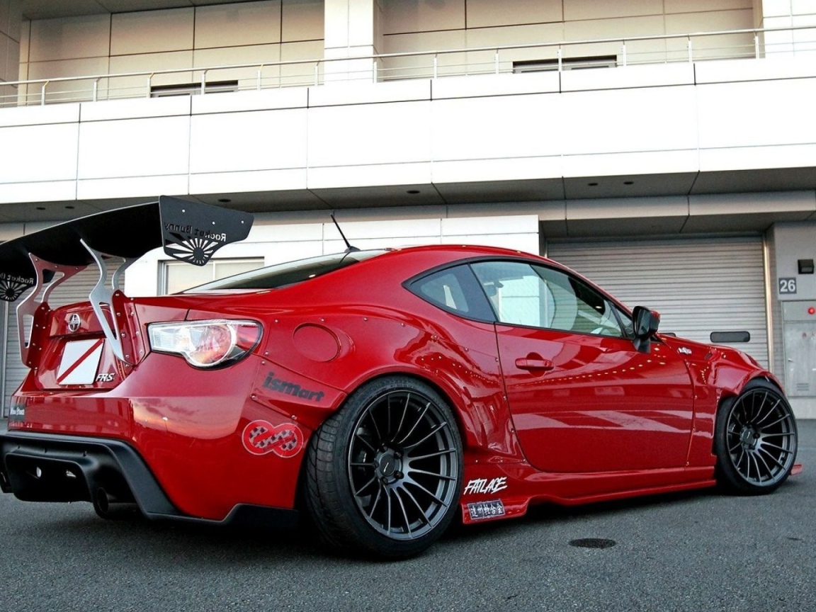 Красный гоночный автомобиль