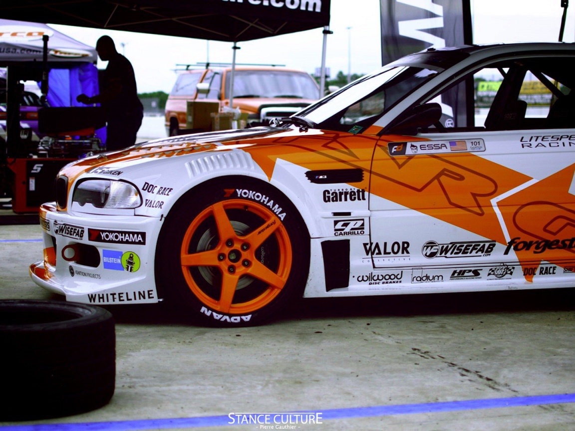 Автомобиль BMW готовится к гонкам