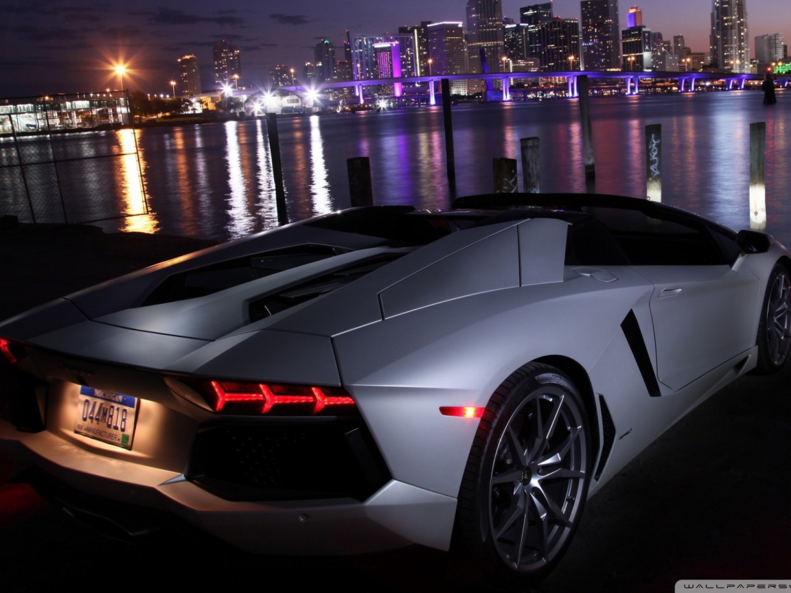 Ламборджини на берегу моря