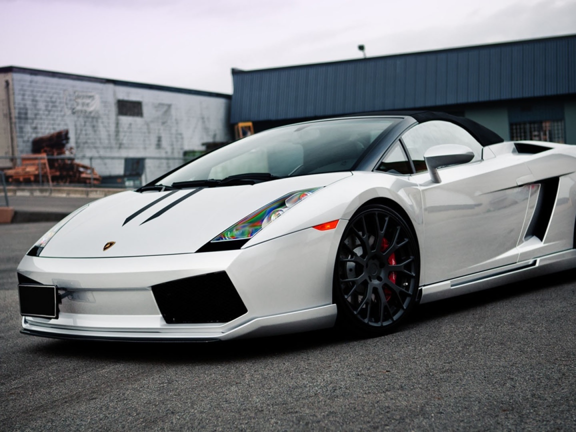 Белый автомобиль Ламборджини