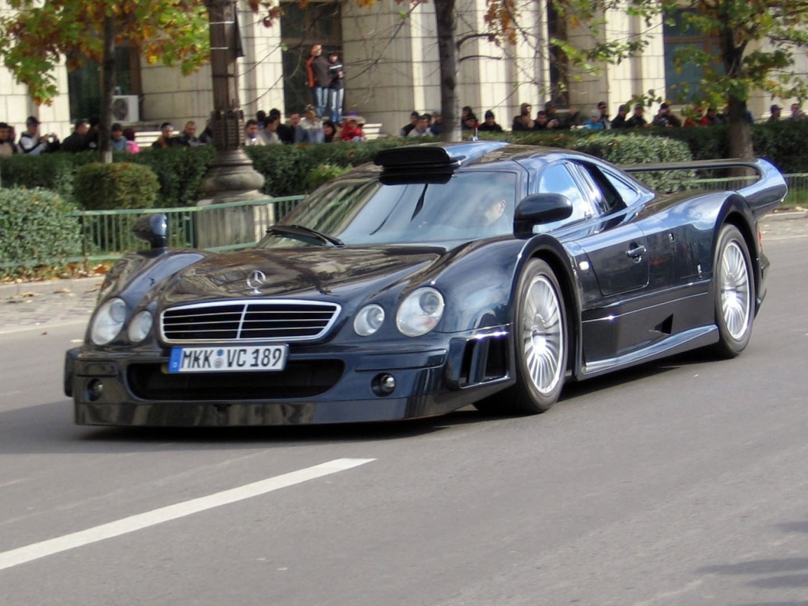 Мерседес-бенц гонка по улице города