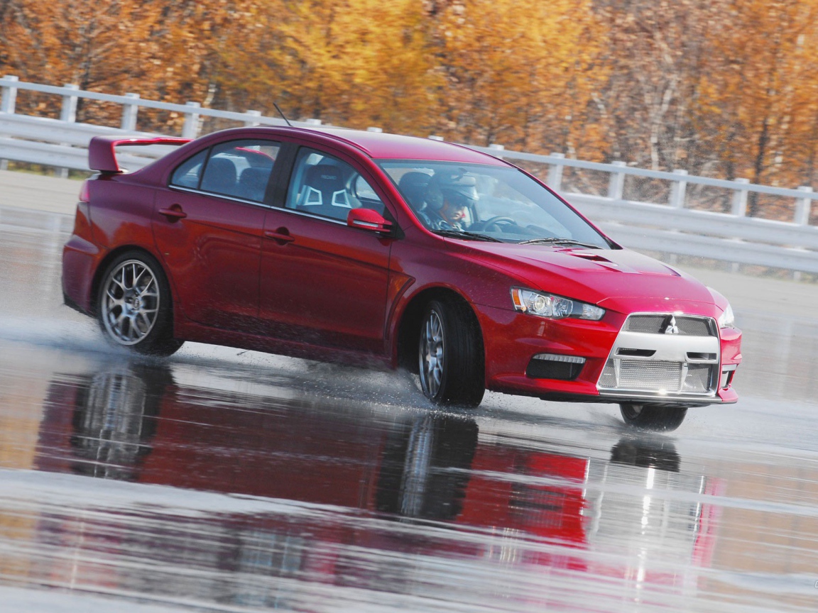 Митсубиси на мокрой дороге