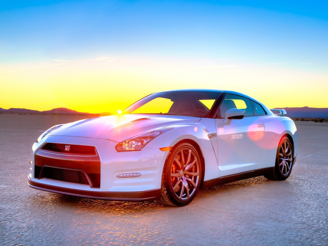Белый Ниссан на закате