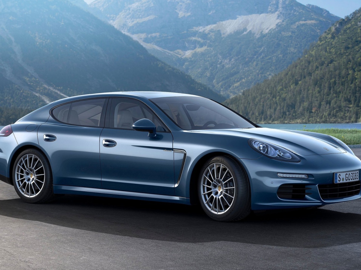 Синий Porsche Panamera Turbo S 2014 на дороге