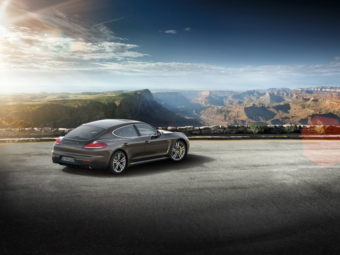 Porsche Panamera Turbo S 2014 на парковке в горах