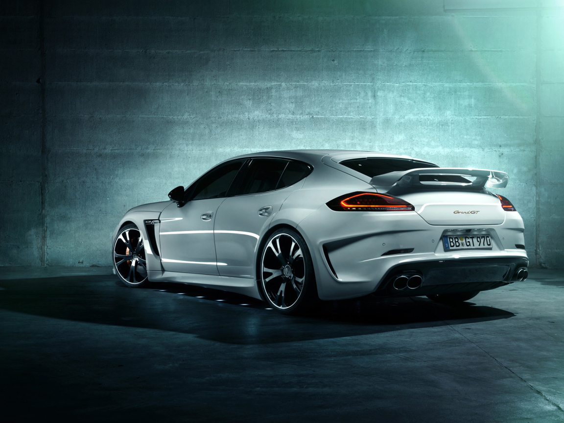 Белый Porsche Panamera Turbo S 2014 года в гараже