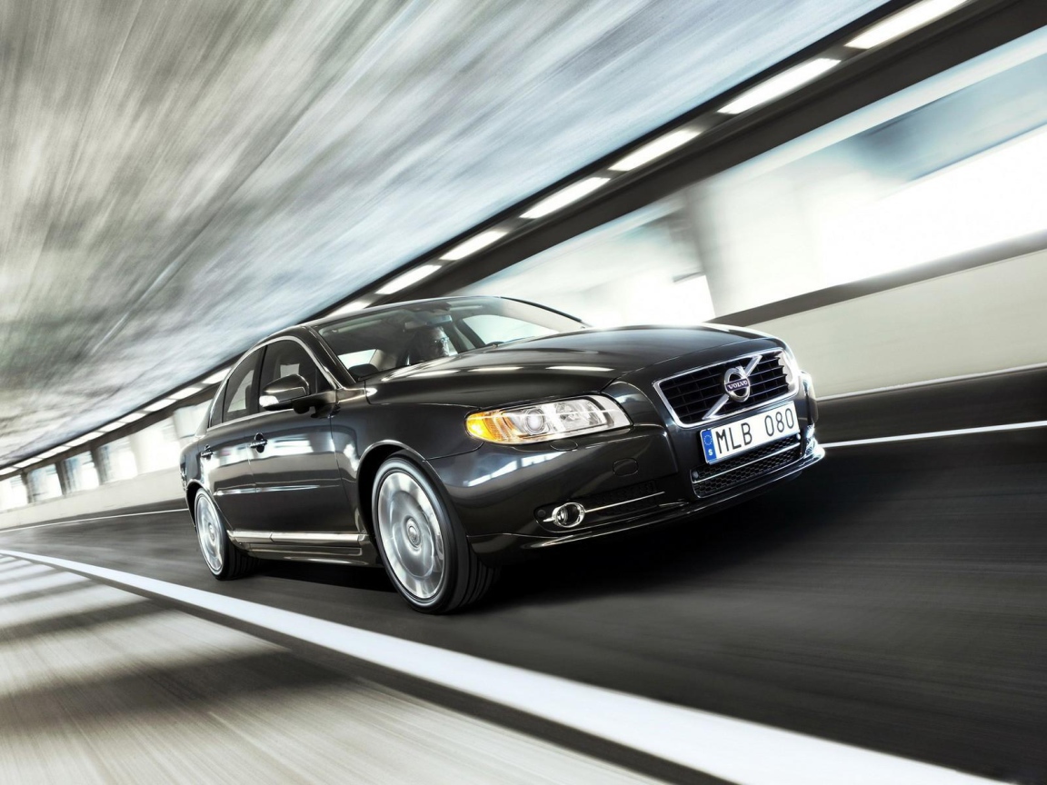 Черный Volvo S80 ускоряется