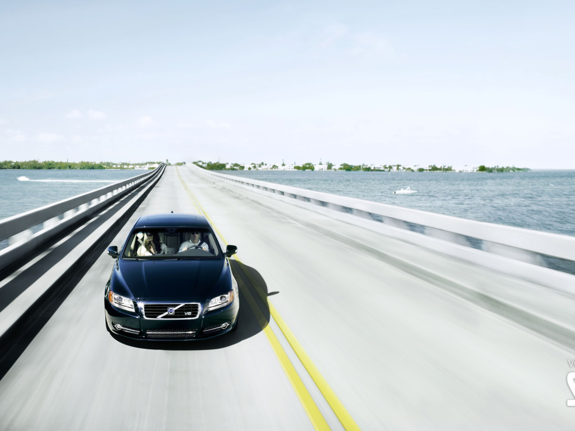 Volvo S80 находится на мосту Майами