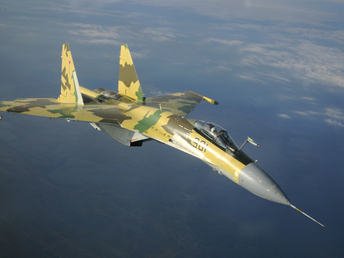 Военный самолет в заоблачной высоте