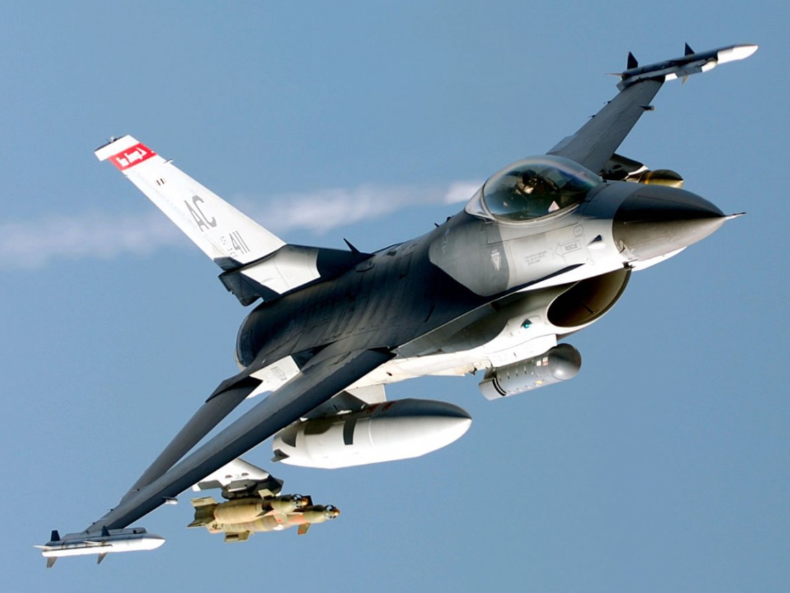 Военный самолет F-16