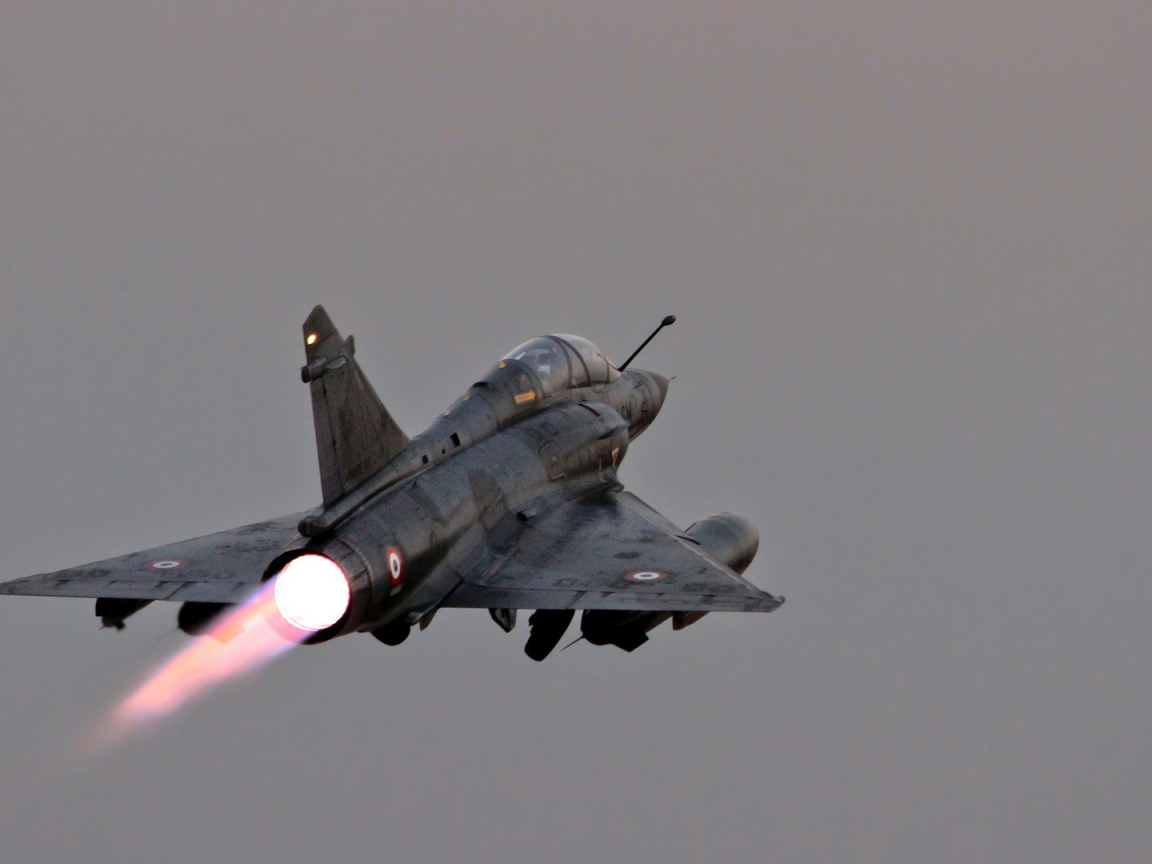 Военный самолет уходит в небо