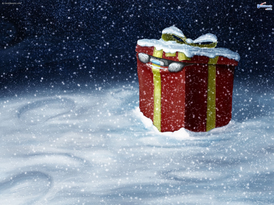 Медведь лезет из подарочной коробки на рождество