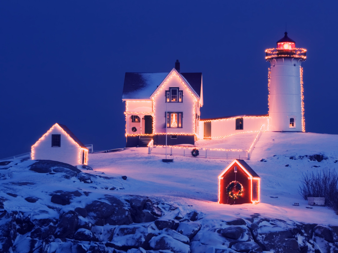 Красиво украшенный дом с маяком на рождество
