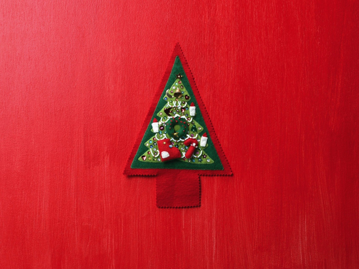 Ёлка из ткани на красной стене на рождество