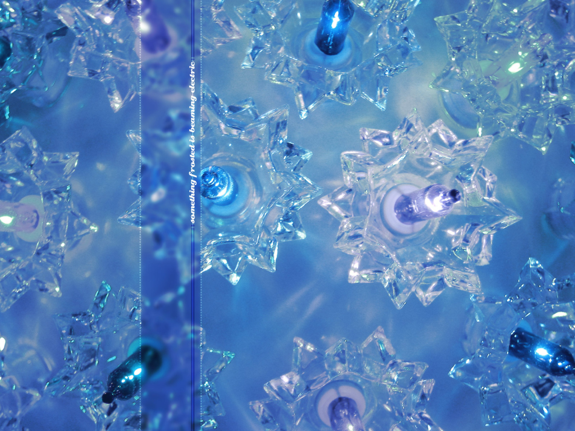 Стеклянные снежинки на голубом фоне на рождество