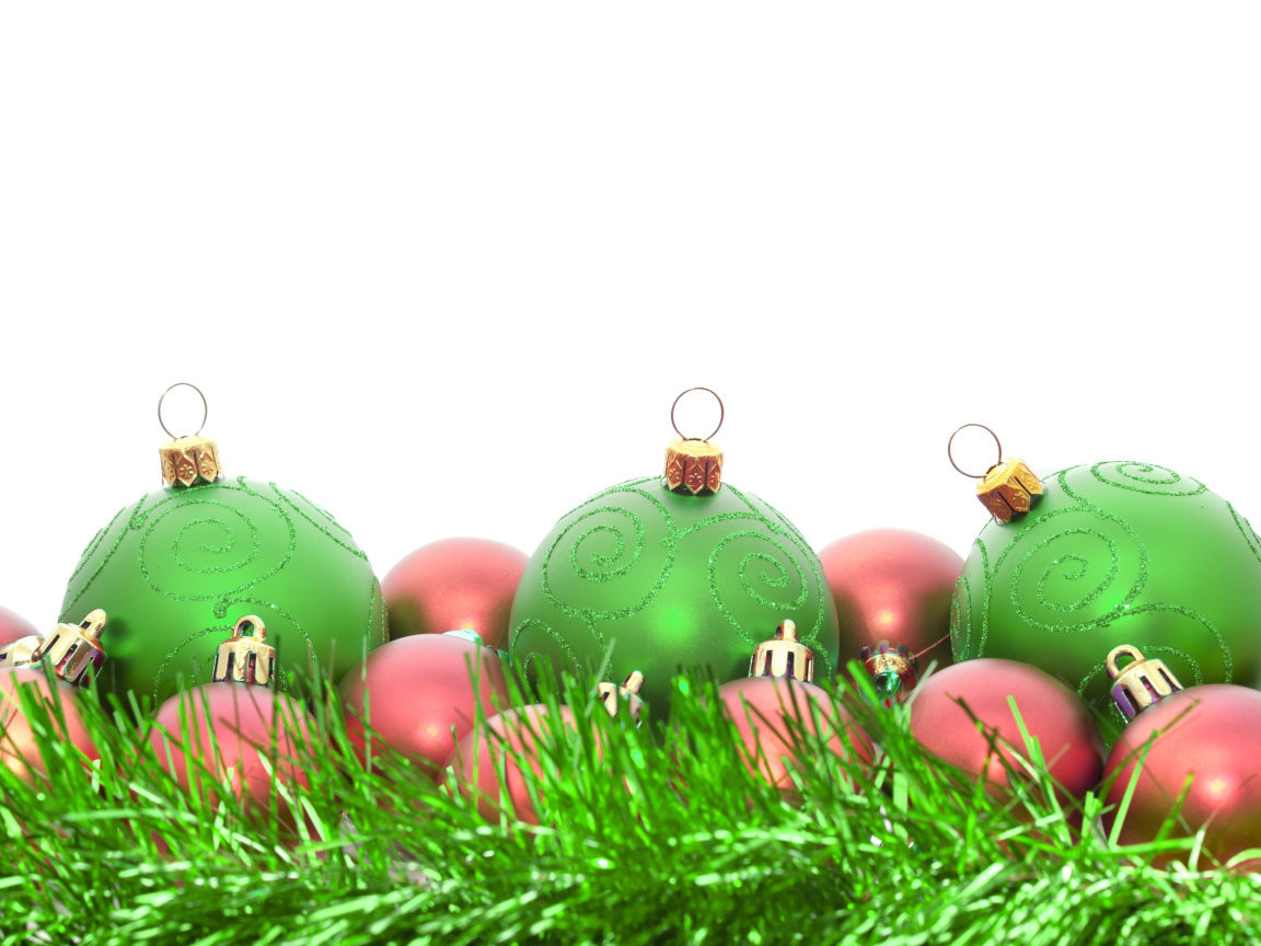 Зелёные и розовые ёлочные игрушки на рождество