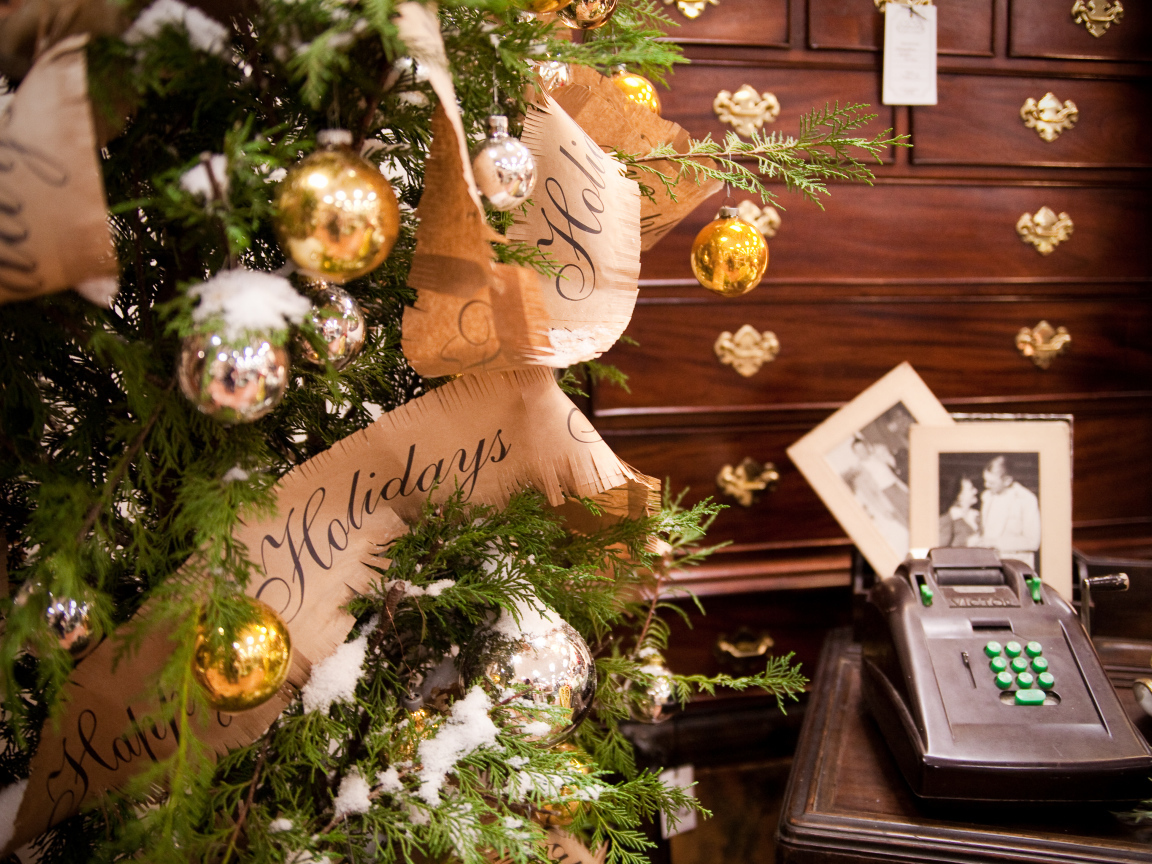 Заснеженная ёлка в уютной комнате на рождество