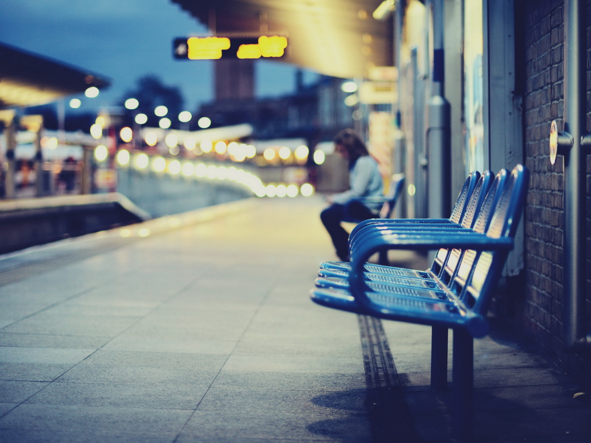 Синие скамейки на улице