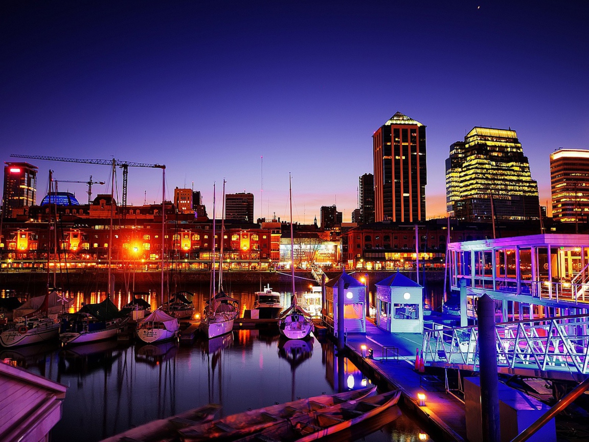 Вечерний город отражается в воде