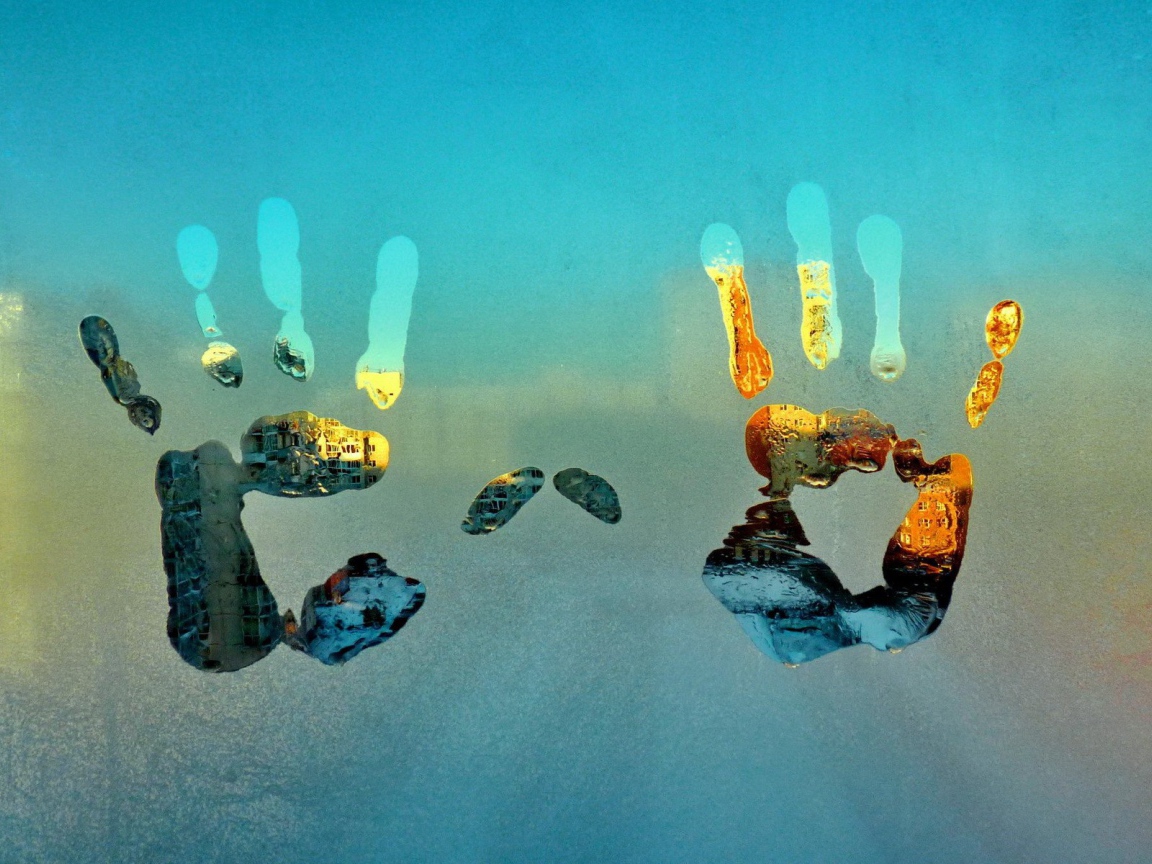 Отпечатки ладоней на запотевшем окне