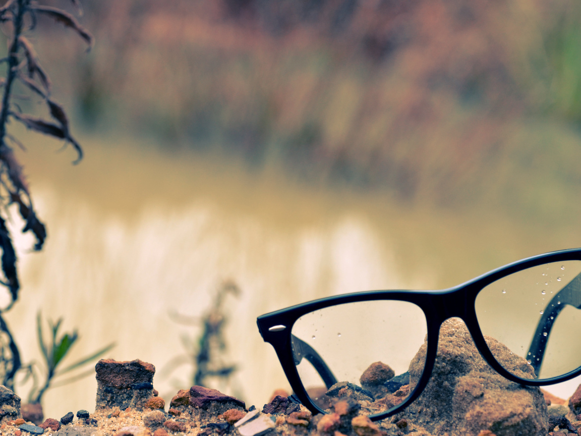 Очки лежат на камне