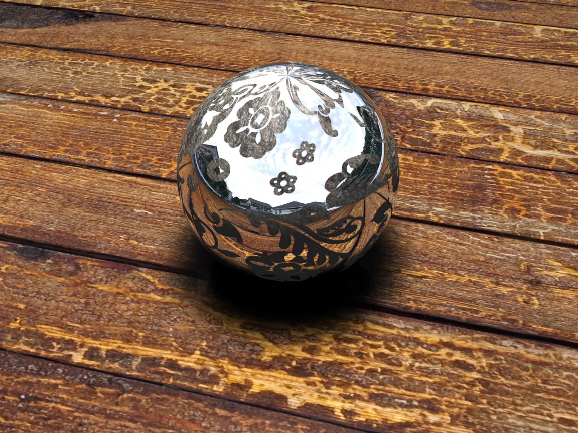 Блестящий шар на деревянном полу