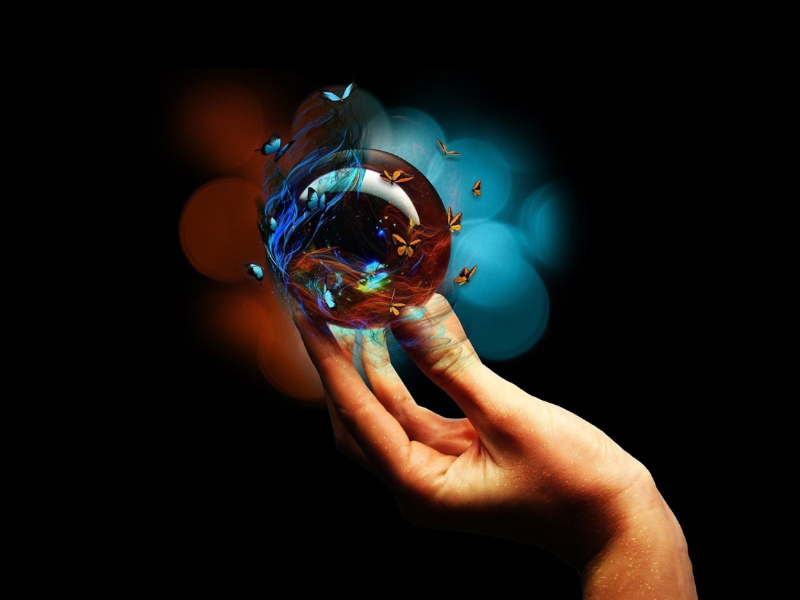 Шарик с бабочками на руке