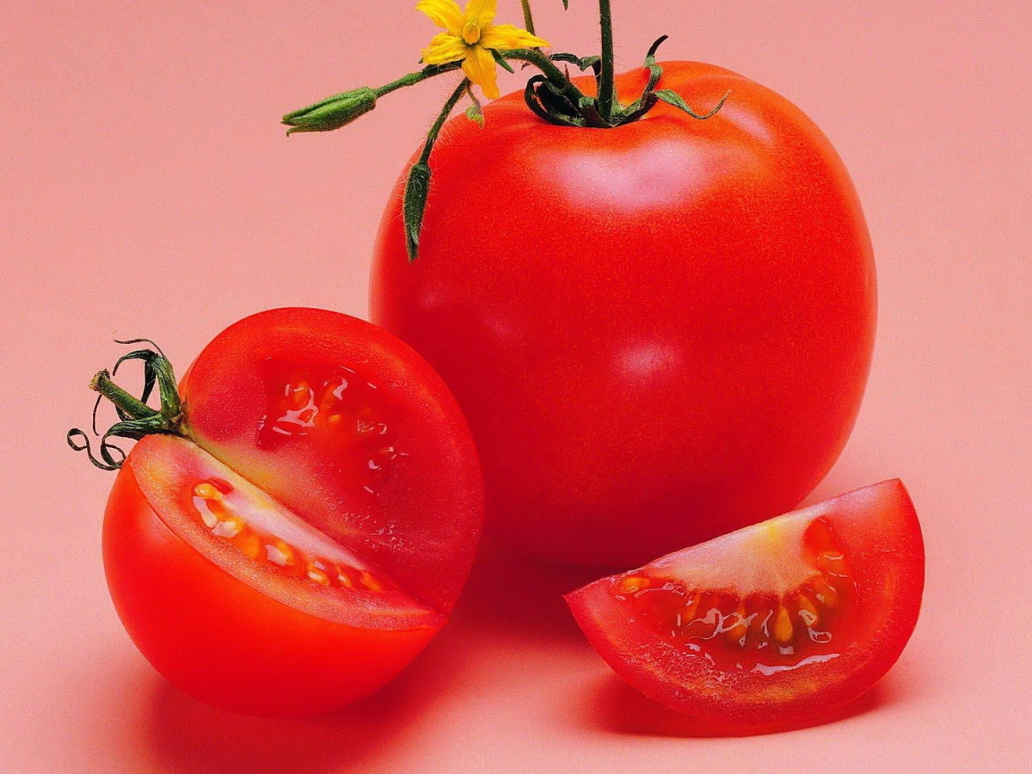 Красный спелый помидор