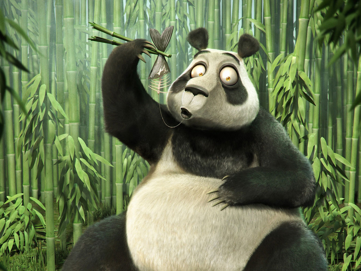 Панда палочками ест рыбу