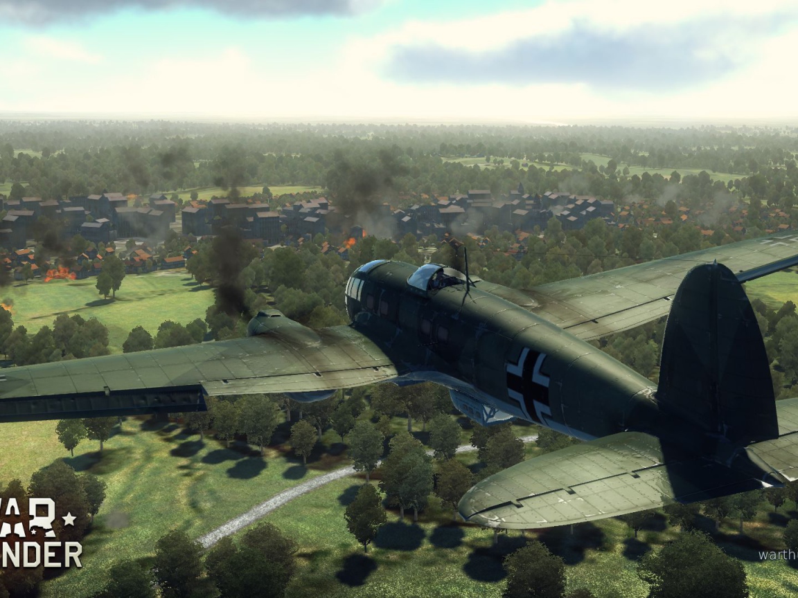 War Thunder военный самолет летит к городу