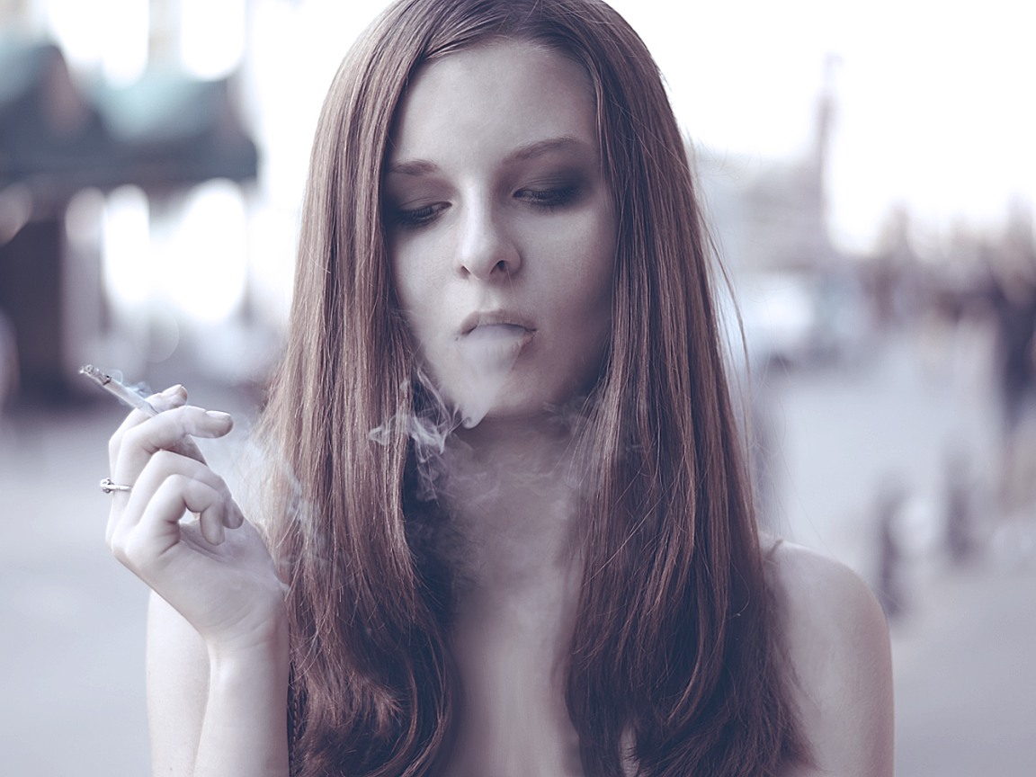 Девушка с сигаретой