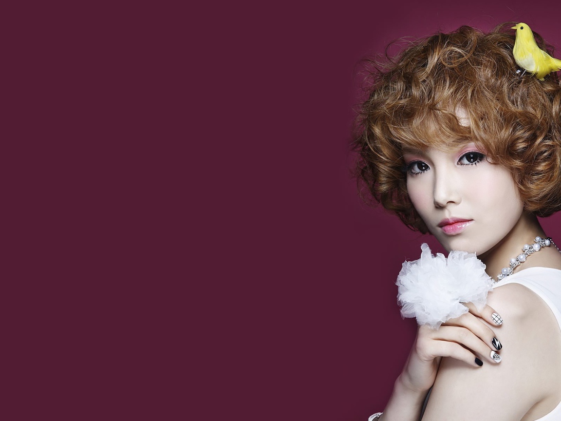 Девушка с птицей