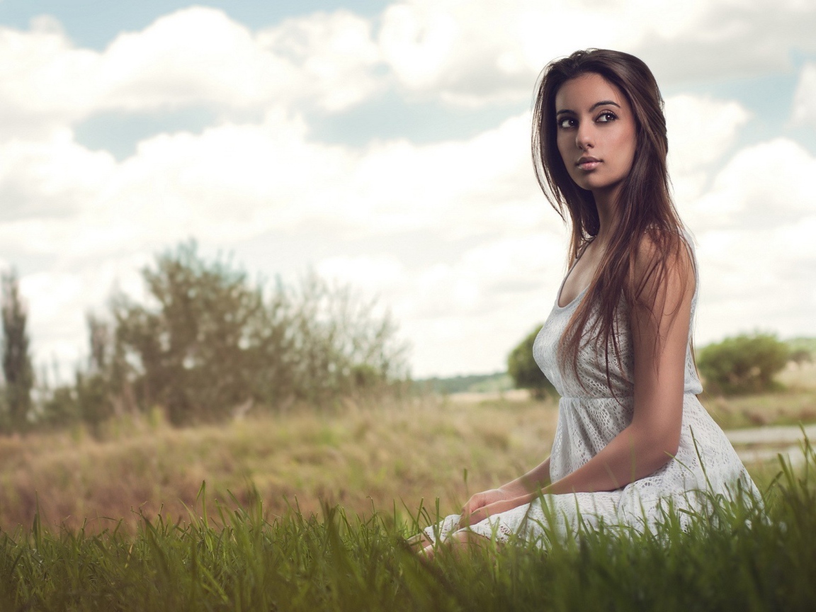 Брюнетка на природе