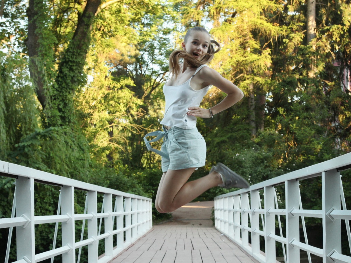 Девушка в прыжке