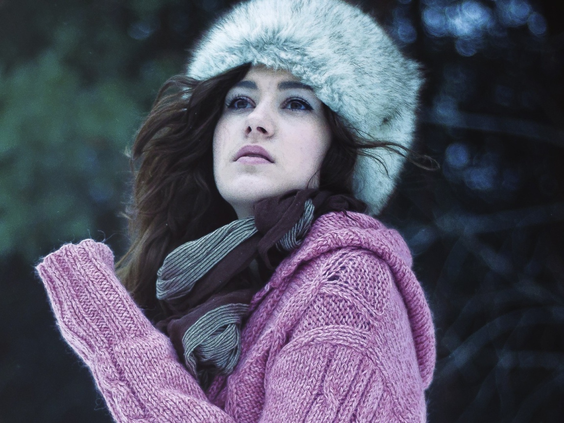 Девушка в свитере и шапке