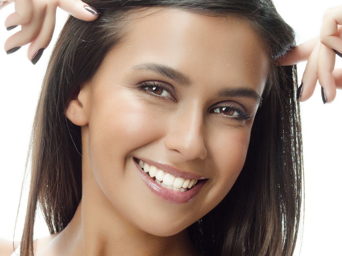 Девушка с очаровательной улыбкой